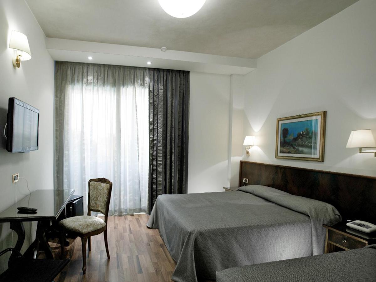 Hotel Ambasciatori Cesenatico Esterno foto