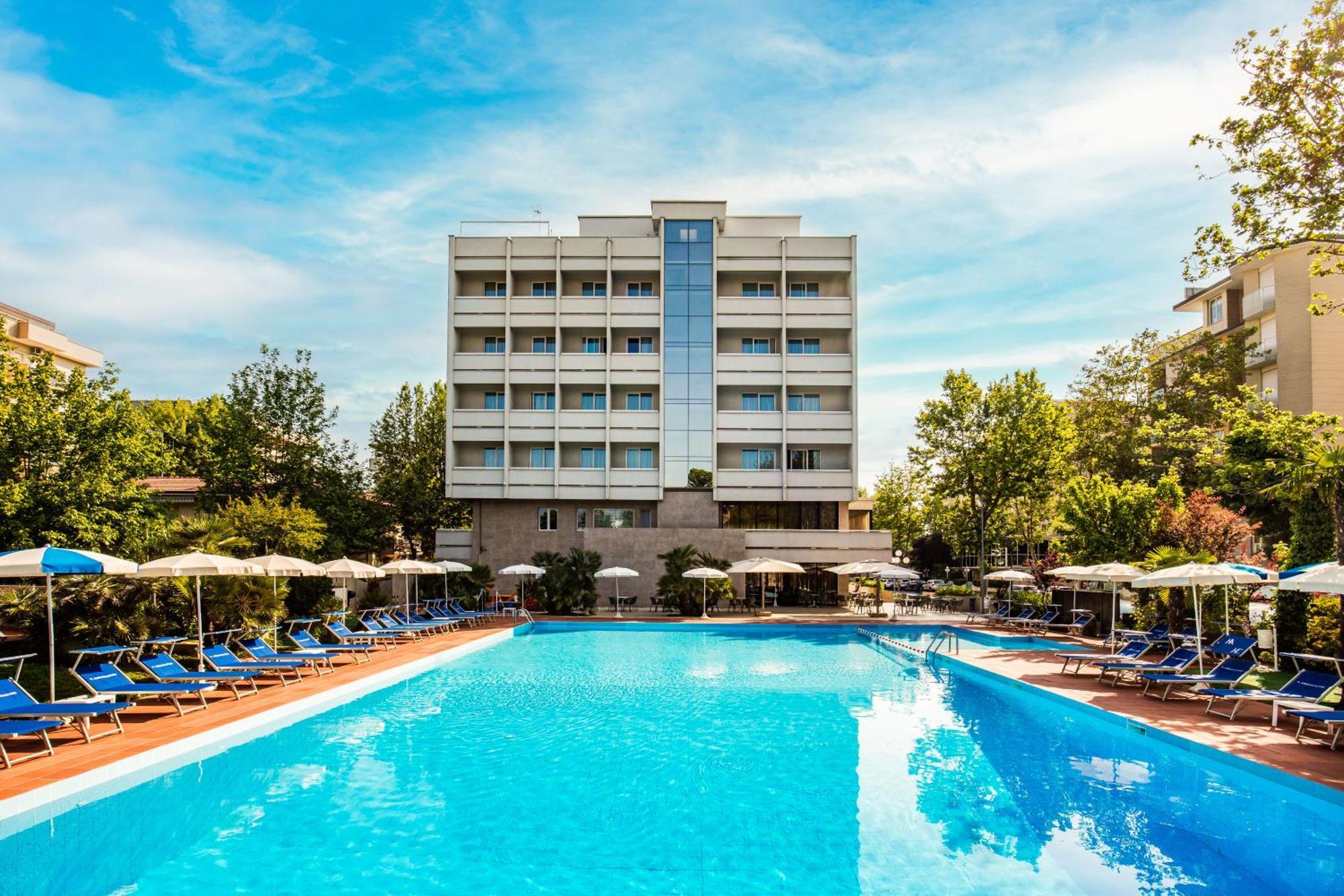 Hotel Ambasciatori Cesenatico Esterno foto
